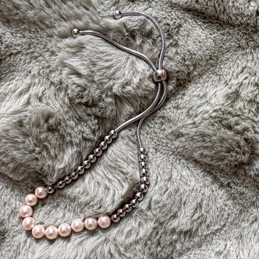 Elegant Silver and Pink Pearl Bracelet - Picture 3 of 3